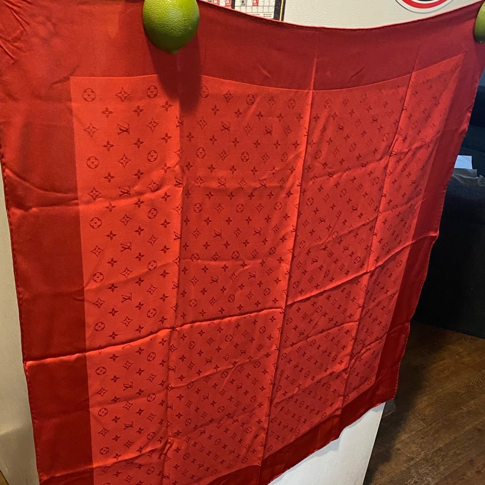 Lv scarf